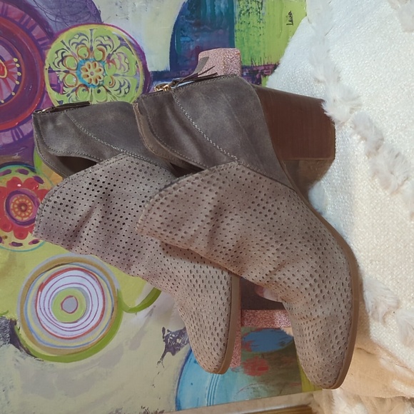 Fergulicious SZ 9.5 Bonus Suede Heeled Booties, Brown Almond - Back Zip - Picture 2 of 10